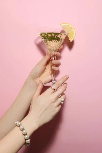 Mulher Segurando Copo Martini Refrescante Coquetel Com Fatia Limão Alecrim — Fotografia de Stock