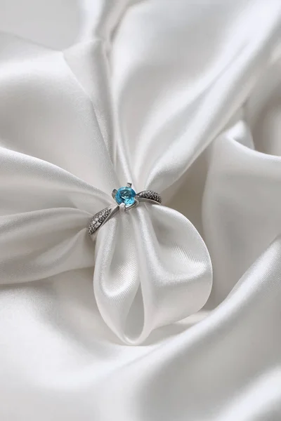 Όμορφο Δαχτυλίδι Γαλάζιο Πετράδι Λευκό Ύφασμα Πολυτελή Κοσμήματα — Φωτογραφία Αρχείου