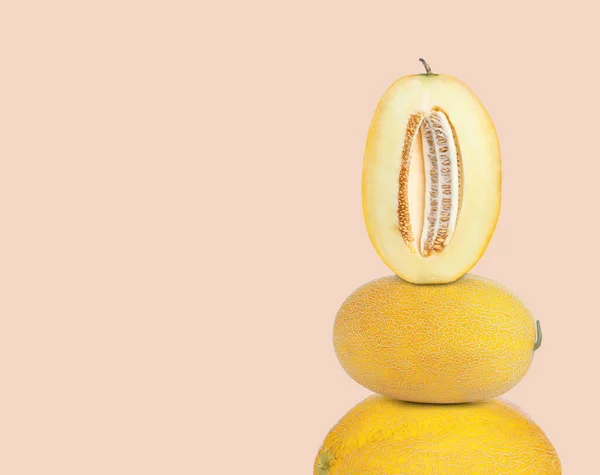 Stack Meloni Freschi Sfondo Beige Spazio Testo — Foto Stock