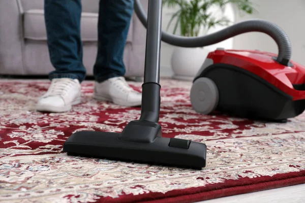 Man Cleaning Carpet Vacuum Cleaner Home Closeup — Stock Photo, Image