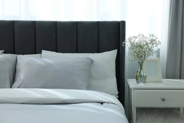 Ваза Красивими Квітами Білому Тумбочці Зручне Ліжко Кімнаті Стильний Інтер — стокове фото
