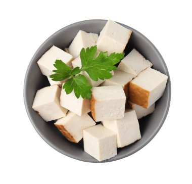 Bir kase lezzetli füme tofu küpü maydanozlu, beyaz, üst manzaralı.