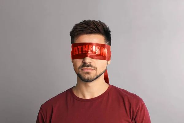Hombre Con Los Ojos Vendados Rojos Con Palabra Ateísmo Sobre — Foto de Stock