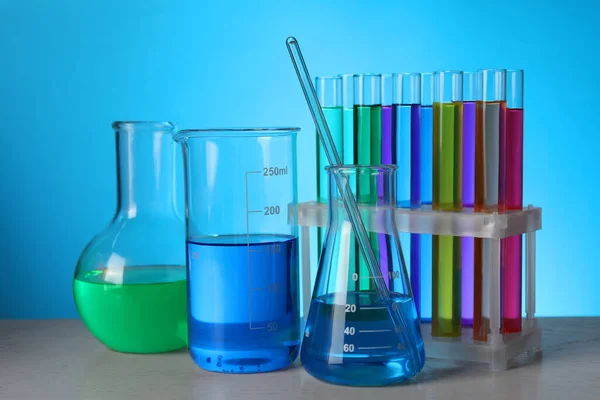 Vidros Laboratório Diferentes Com Líquidos Coloridos Mesa Madeira Contra Fundo — Fotografia de Stock