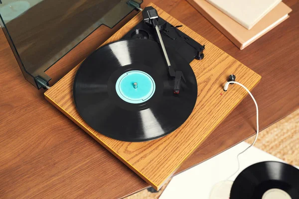 Κομψό Πικάπ Δίσκους Βινυλίου Και Ακουστικά Στο Δωμάτιο Για Προβολή — Φωτογραφία Αρχείου
