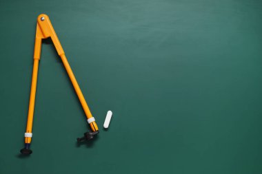 Yeşil karatahtaya ayırıcı ve tebeşir, düz yatıyordu. Metin için boşluk