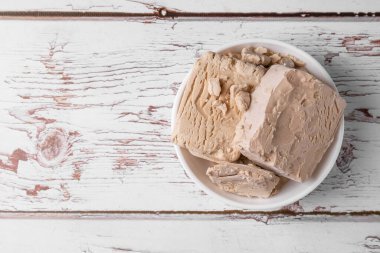 Beyaz ahşap masada taze sıkılmış maya, üst manzara. Metin için boşluk