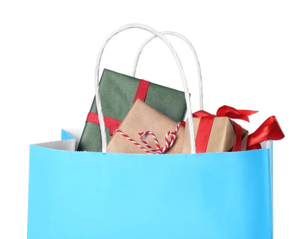 Hellblaue Papiereinkaufstasche Voller Geschenkboxen Auf Weißem Hintergrund — Stockfoto