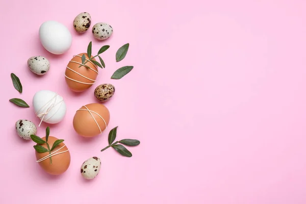 Güzel Dekore Edilmiş Paskalya Yumurtaları Pembe Arka Planda Yeşil Yapraklar — Stok fotoğraf