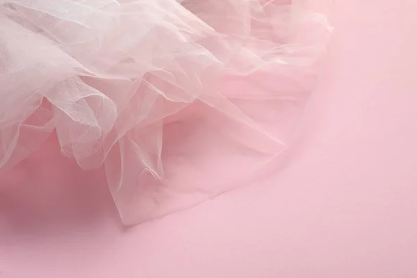 Piękny Biały Tiul Tkanina Różowym Tle — Zdjęcie stockowe