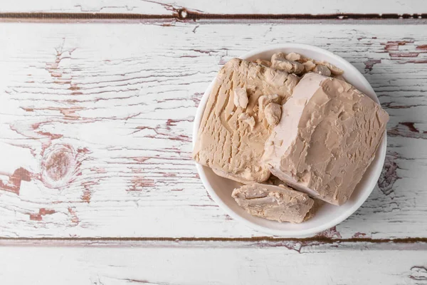 Beyaz ahşap masada taze sıkılmış maya, üst manzara. Metin için boşluk