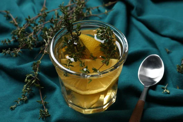 Szklanka Aromatycznej Herbaty Ziołowej Tymiankiem Cytryną Tkaninie Teal — Zdjęcie stockowe