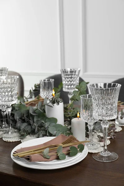 室内装潢时尚典雅的节日餐桌 — 图库照片