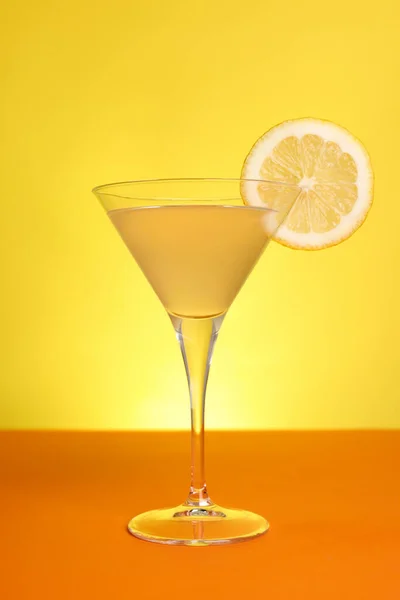 Martini Sklenice Osvěžujícího Koktejlu Plátkem Citronu Oranžovém Stole — Stock fotografie