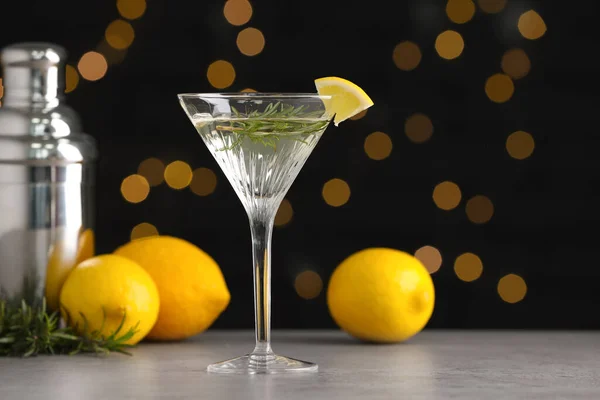 Martini Glas Erfrischender Cocktail Mit Zitronenscheibe Rosmarin Früchten Und Shaker — Stockfoto