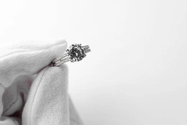 Joyero Sosteniendo Anillo Diamantes Sobre Fondo Blanco Primer Plano Espacio — Foto de Stock