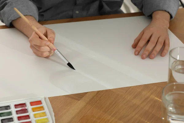 Man Schilderen Met Aquarel Blanco Papier Aan Houten Tafel Close — Stockfoto