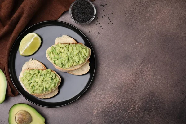 Läckra Smörgåsar Med Guacamole Avokado Och Svarta Sesamfrön Brunt Bord — Stockfoto