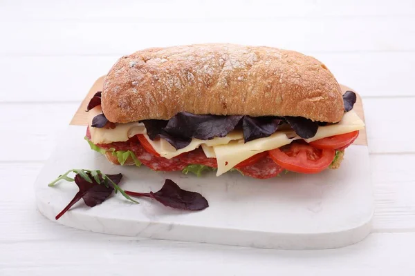 Läcker Smörgås Med Ost Salami Tomat Vitt Träbord — Stockfoto