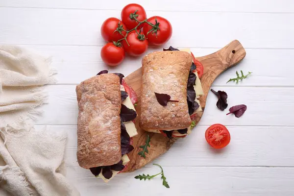 Läckra Smörgåsar Med Ost Salami Tomat Vitt Träbord Platt Liggunderlag — Stockfoto