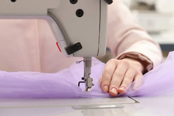 アトリエで機械で新しいドレスを縫製するドレスメーカー クローズアップ — ストック写真