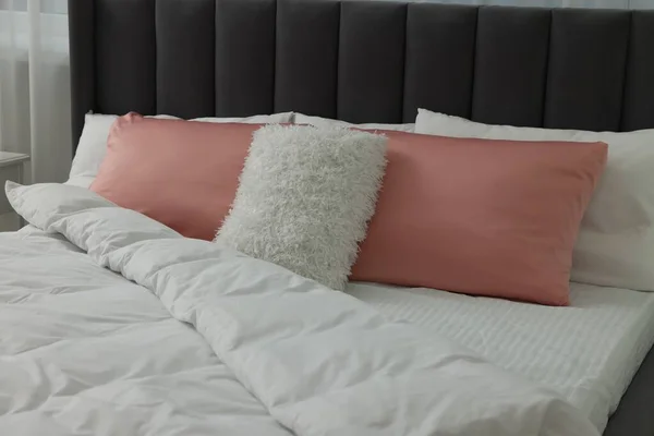 枕と羽毛布団を屋内で快適なベッド スタイリッシュなインテリア — ストック写真