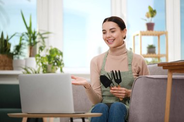 Öğretmen evde online bahçıvanlık kursu veriyor. Hobi zamanı.