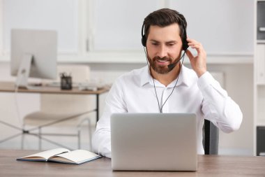 Ofiste çalışan kulaklık operatörü, metin için boşluk