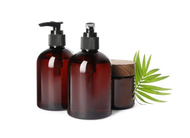 Beyaz arka planda şampuanlar ve şişeler