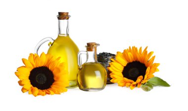 Ayçiçeği yağı, tohumlar ve sarı çiçekler beyaz arka planda