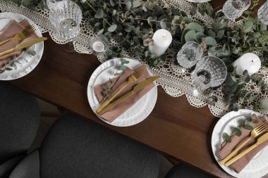 Şenlikli akşam yemeği için şık bir masa, düz uzanma.