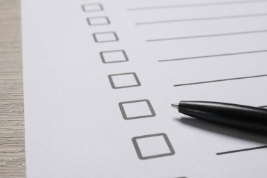 Kağıt kağıtlar, karton kutular ve tahta masa üzerinde kalem, yakın plan. Kontrol Listesi