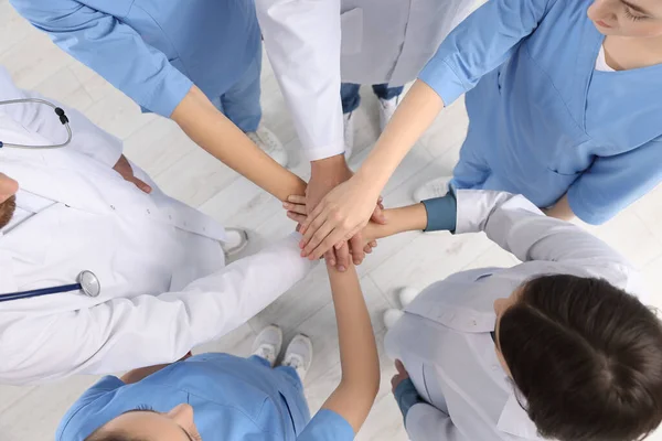 Equipe Médicos Colocando Mãos Juntas Dentro Casa Vista Acima — Fotografia de Stock