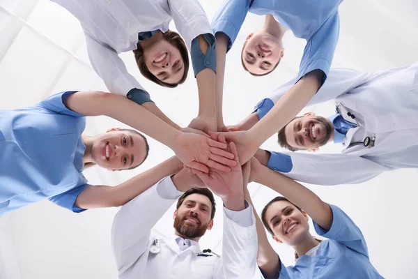 Equipe Médicos Colocando Mãos Juntas Dentro Casa Vista Fundo — Fotografia de Stock