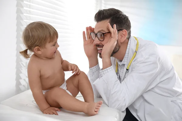 Pediatra Jugando Con Bebé Lindo Durante Examen Clínica —  Fotos de Stock