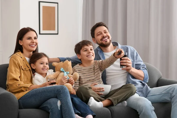 Šťastná Rodina Doma Kouká Televizi Syn Měnící Kanály Dálkovým Ovládáním — Stock fotografie