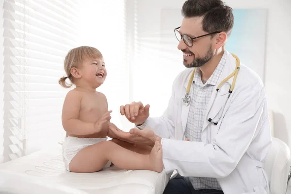 Kinderarts Onderzoekt Schattige Kleine Baby Kliniek — Stockfoto