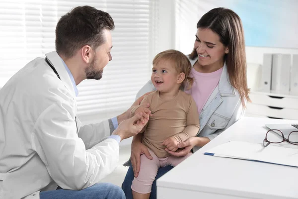 Madre Lindo Bebé Tienen Cita Con Pediatra Clínica Médico Examinando — Foto de Stock