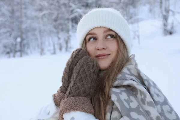 Vintersemester Vacker Kvinna Nära Snöig Skog Utomhus Plats För Text — Stockfoto