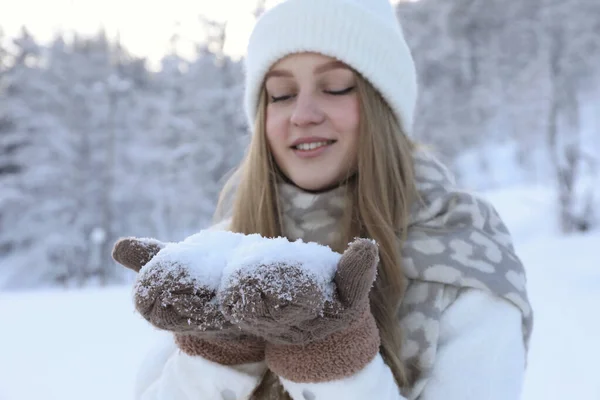 寒假一个微笑的女人在外面的森林边拿着一堆雪 — 图库照片