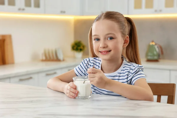 Мила Маленька Дівчинка Смачним Йогуртом Білому Мармуровому Столі Кухні — стокове фото