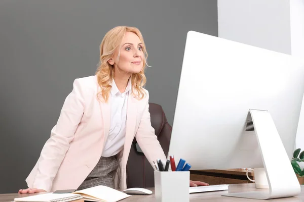 Szczęśliwa Szefowa Pracująca Przy Komputerze Biurze Sukces Bizneswoman — Zdjęcie stockowe