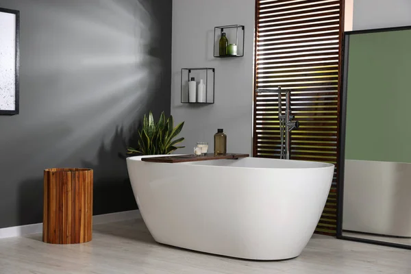 Elegante Baño Interior Con Bañera Cerámica Velas Productos Cuidado Bandeja — Foto de Stock