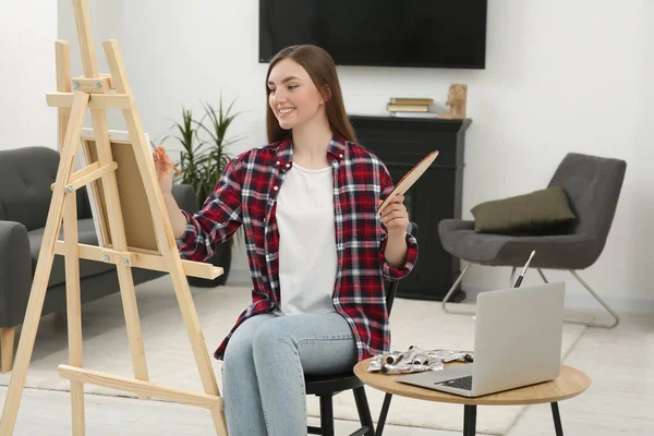 Vrouw Leren Schilderen Met Online Cursus Thuis Tijd Voor Hobby — Stockfoto