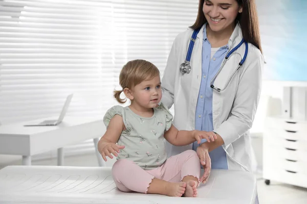 Gyermekorvos Vizsgálja Aranyos Kis Baba Klinikán — Stock Fotó