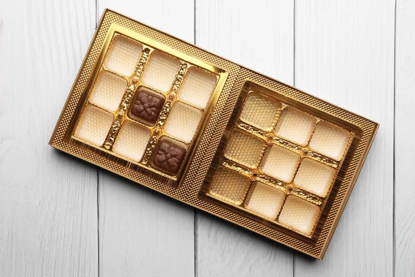 Частично Пустая Коробка Шоколадных Конфет Белом Деревянном Столе Вид Сверху — стоковое фото