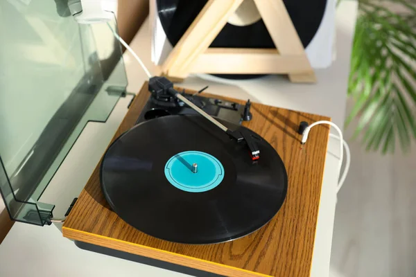 Stylowy Gramofon Płytą Winylową Słuchawkami Białym Stole Domu Zbliżenie — Zdjęcie stockowe