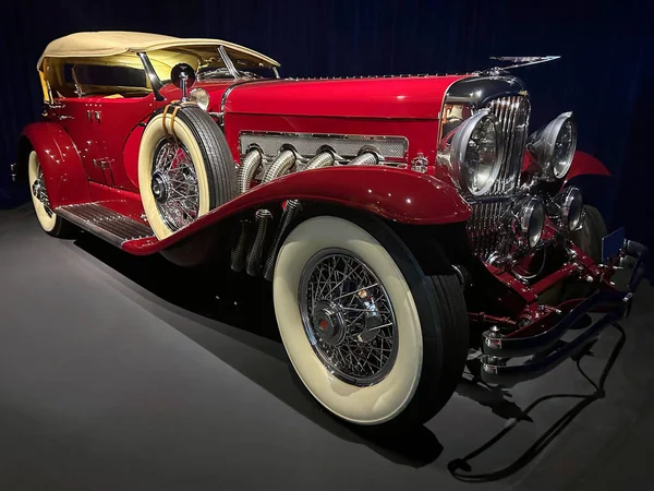 Güzel Kırmızı Retro Araba Kuaförde Klasik Otomobil — Stok fotoğraf