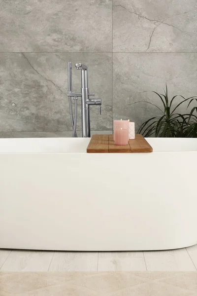 Elegante Bañera Blanca Bandeja Madera Con Velas Baño Diseño Interiores —  Fotos de Stock