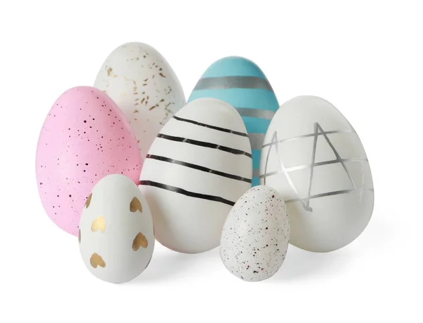 许多装饰过的复活节彩蛋被白色隔离 — 图库照片